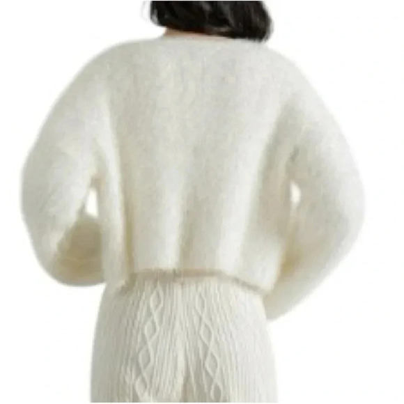 PRETTY LITTLE THING |Off White Fuzzy Knit Oversized Cropped V-neckSweater Size 0 - Picture 2 of 8